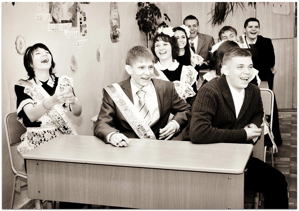 Выпускники в классе, после последнего звонка 2014 - Наталья Мерзликина