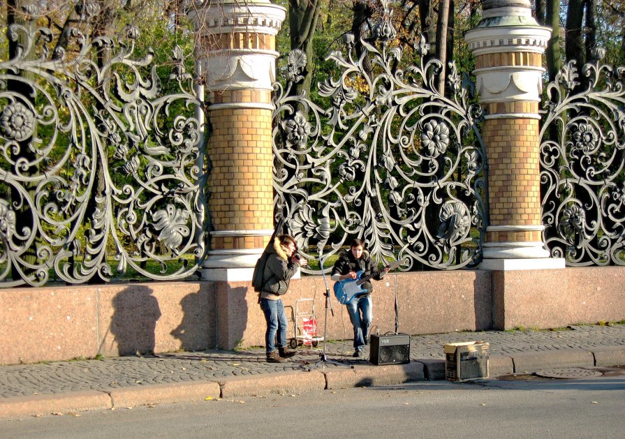 Уличные музыканты на фоне решетки Михайловского сада. - Олег Попков