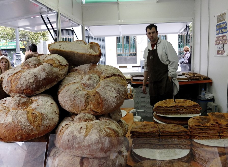 Маленький пекарь, но очень большой хлеб. - Leonid Volodko