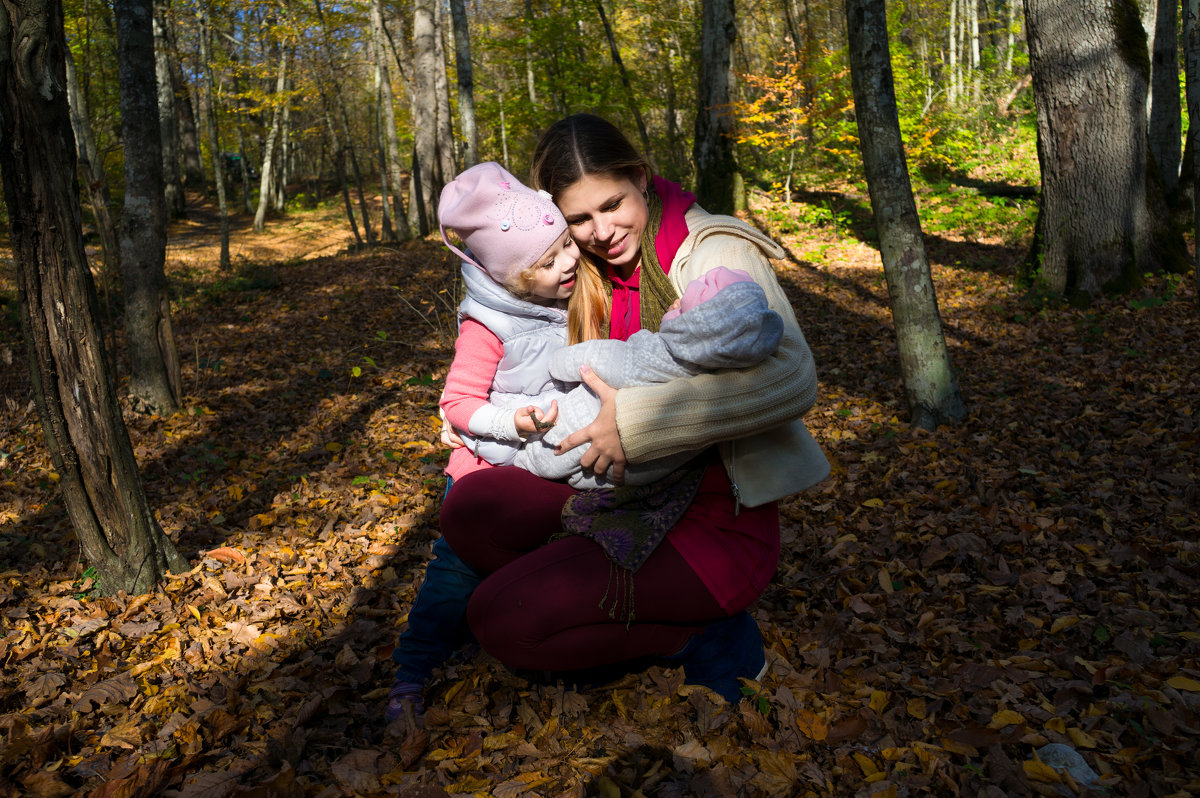 Семья в осеннем лесу - Alena Pilyasinskaya