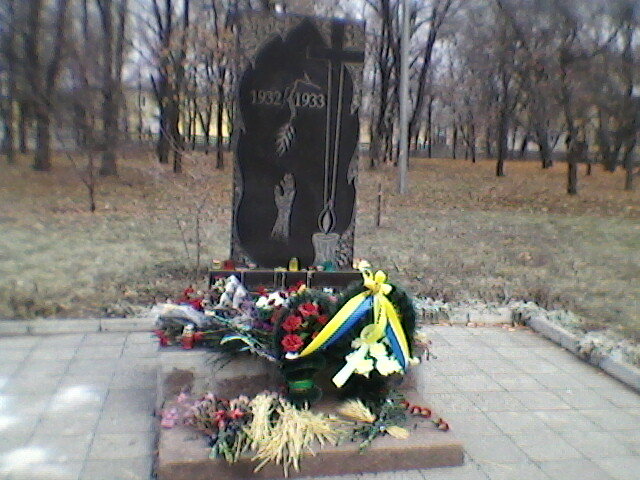 Памятник в городском парке - Миша Любчик