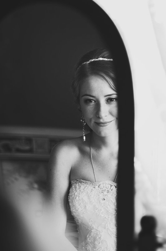 Невеста смотрит в зеркало. - Руслан 