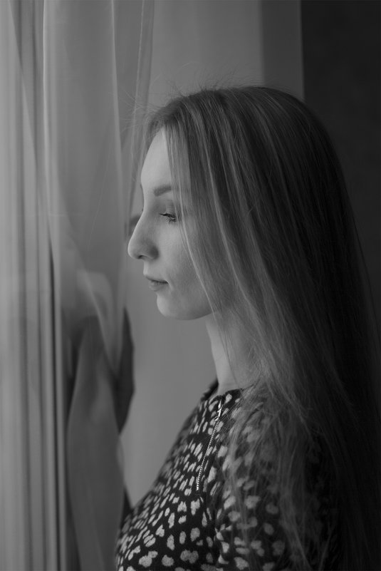 девушка у окна - Lenar Akhmetzyanov