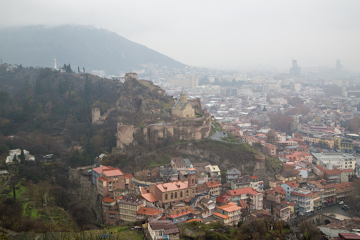 Тбилиси в тумане Вид на крепость Нарикала - Вячеслав Шувалов
