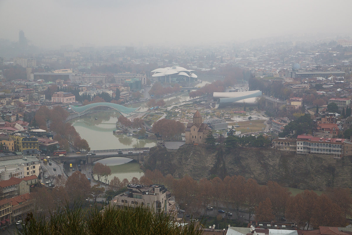 Тбилиси в тумане Вид на парк Рике - Вячеслав Шувалов