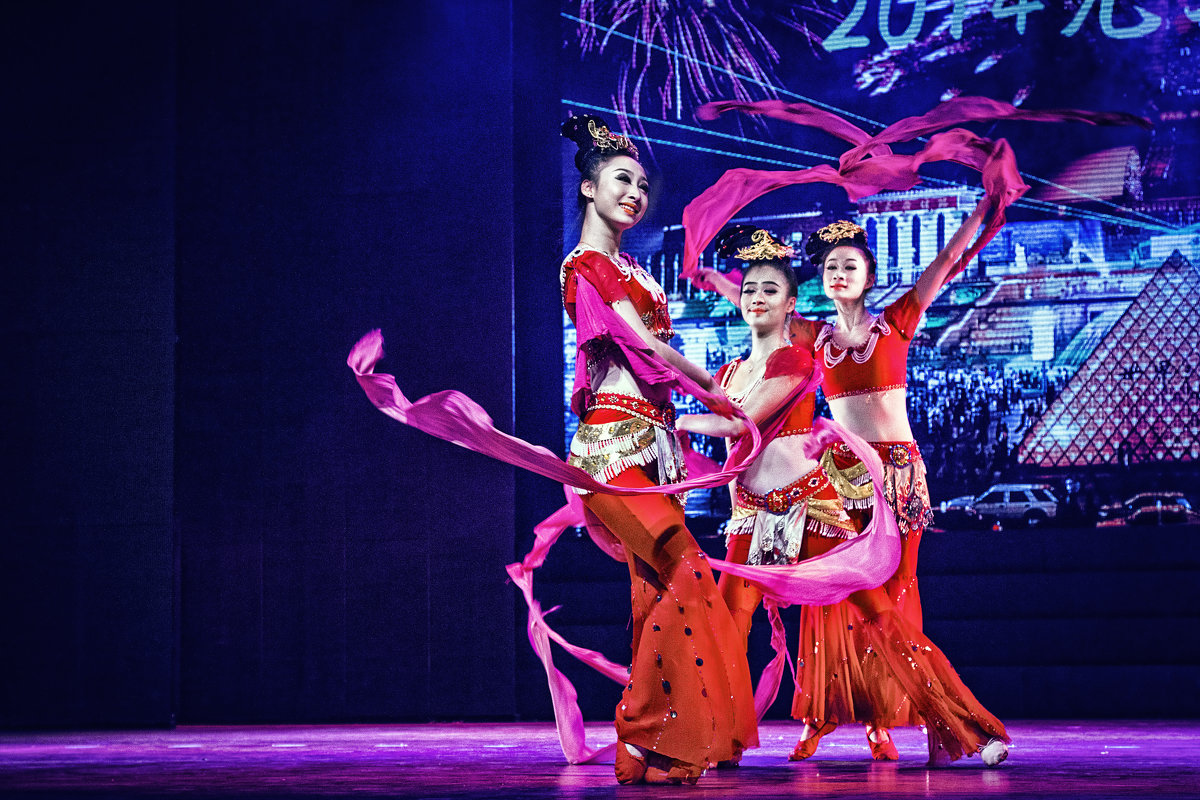 trio dancers with silks - Vitaliy Mytnik