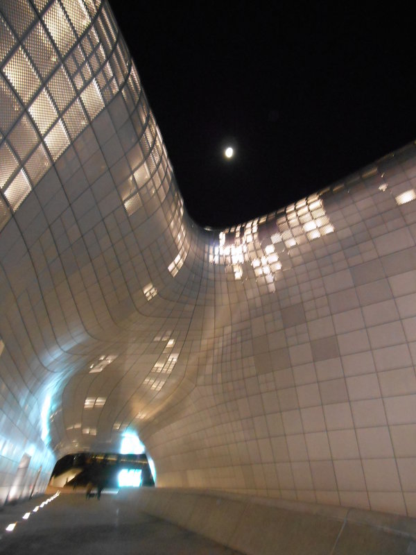 Сеул. Центр дизайна Dongdaemun Design Plaza - София 