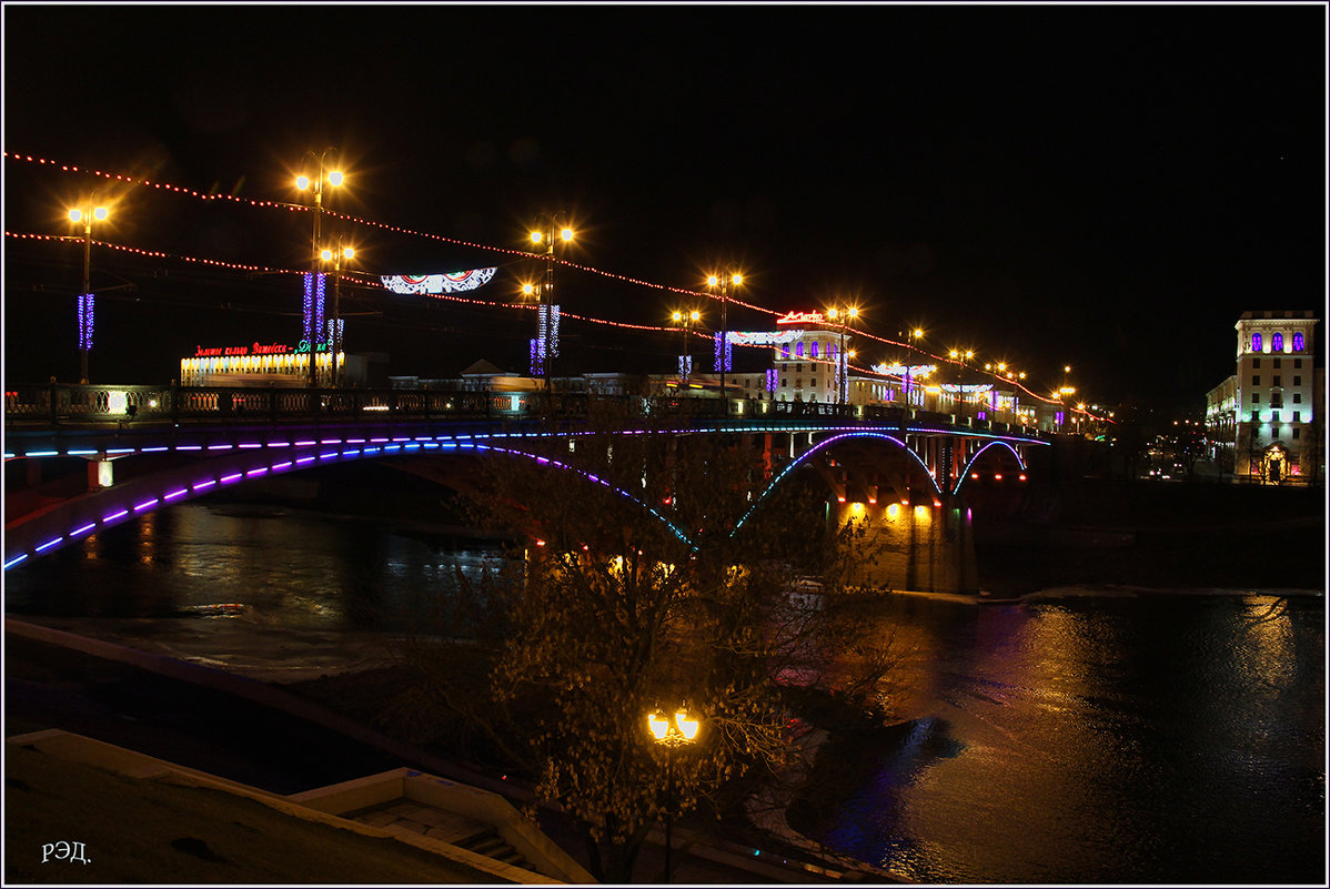Мост через Двину в праздничном сиянии. - Роланд Дубровский
