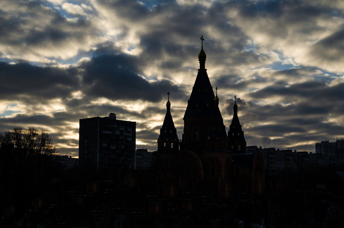 Грозное небо над городом - Михаил Михальчук