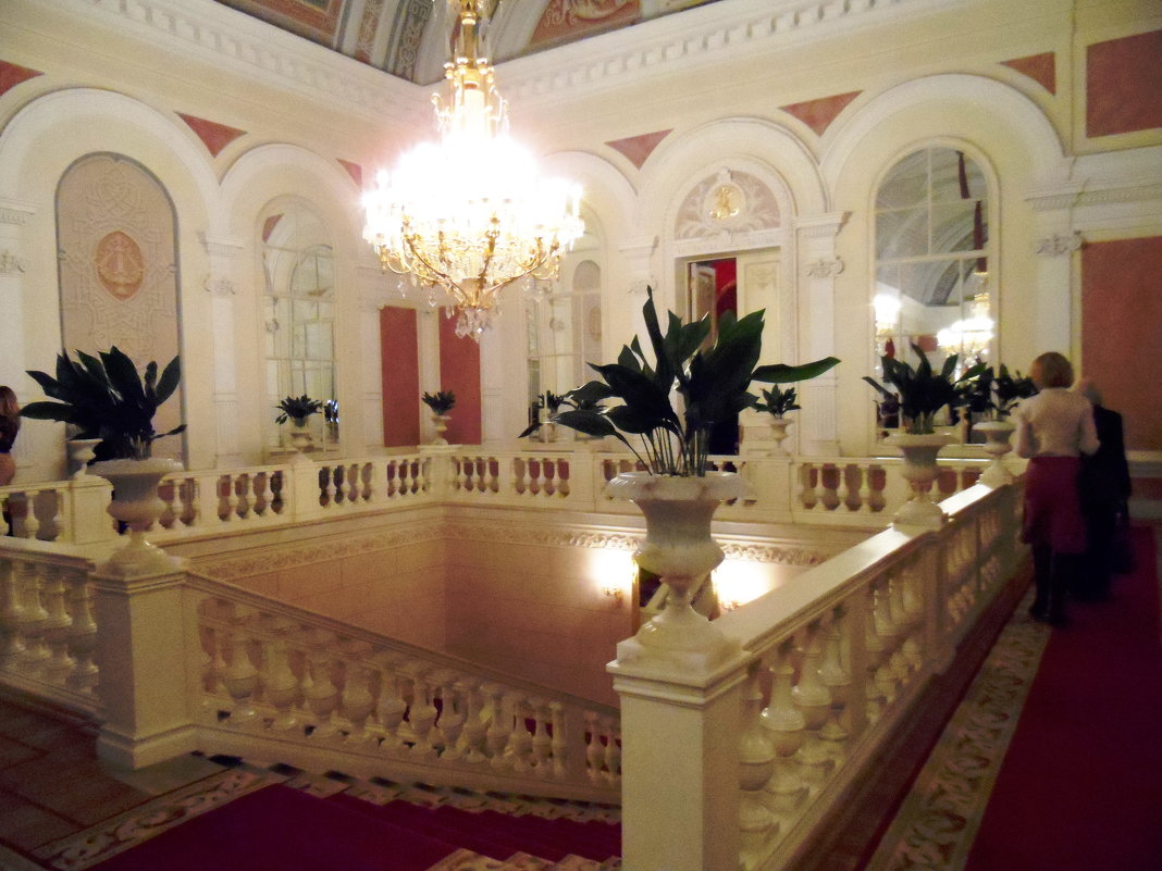 Лестница между этажами Фойе Большого театра - Галина 