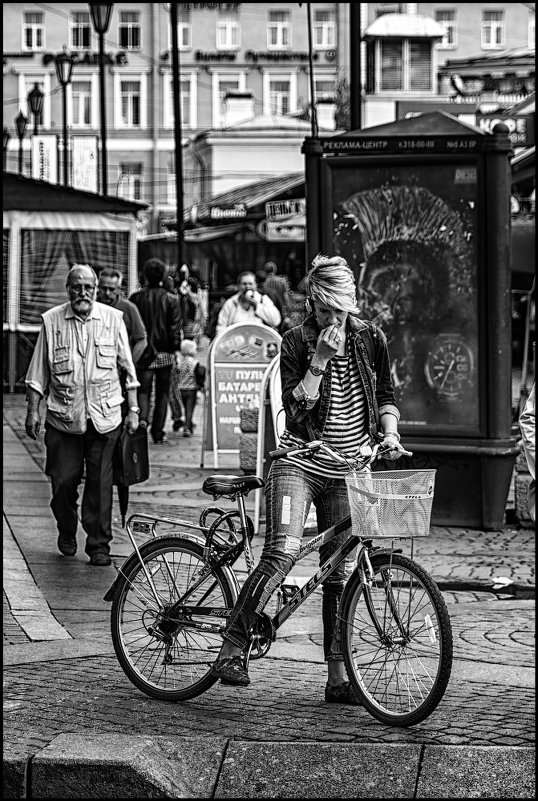 Девушка с велосипедом. - Vladimir Kraft