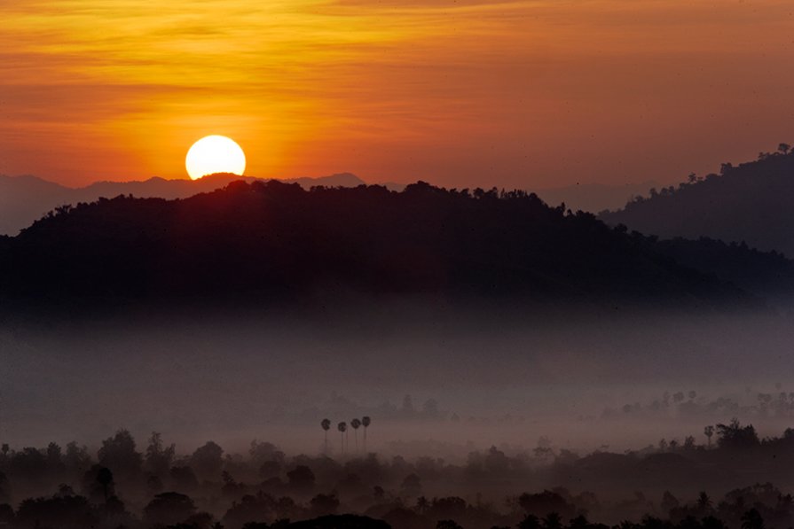 Восход солнца в окрестностях Нгапали. - Олег Грачёв