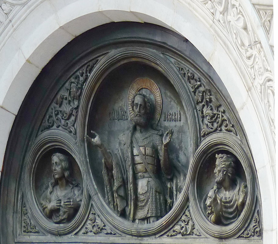 Алесандр Невский, барельеф в тимпане левого портала западного фасада храма Христа Спасителя - Galina Leskova