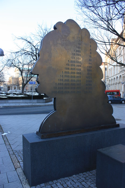 Памятник математику Лейбницу - отцу двоичной системы счисления - Gennadiy Karasev