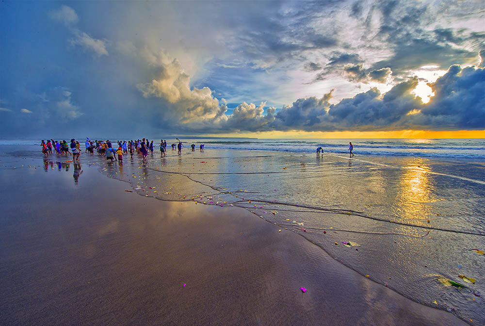 Балийский индуистский праздник Кунинган.Церемония подношений в океан. - Alexander Romanov (Roalan Photos)