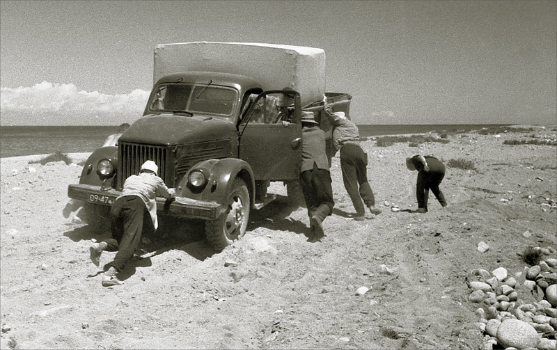 Это было давно на берегу Иссык-Куля. (1965 год).  Тогда мы были молоды, веселы и красивы. - Владимир 