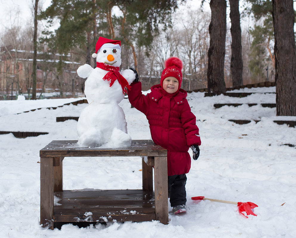 Таня со своим снеговиком - Елена Ахромеева