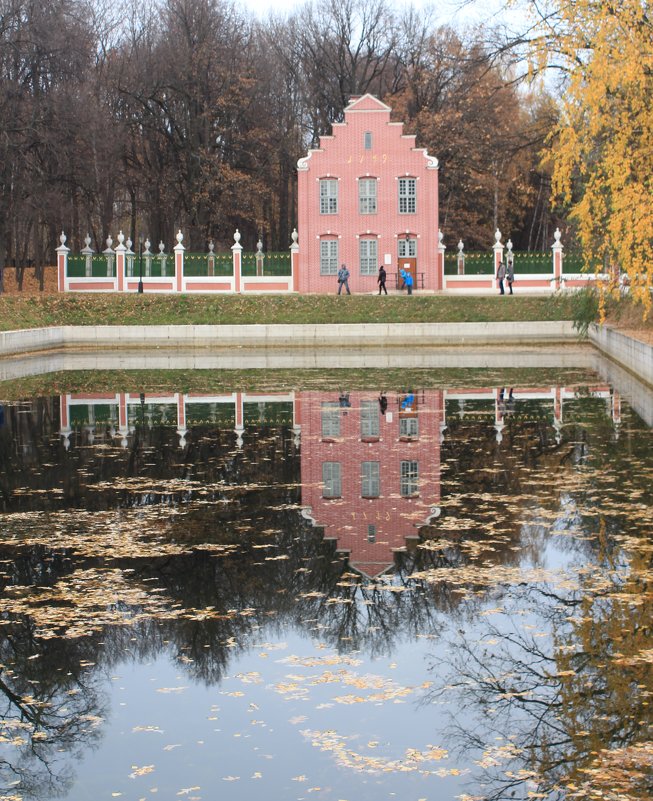 Голландский домик и его отражение в пруду - Александра 