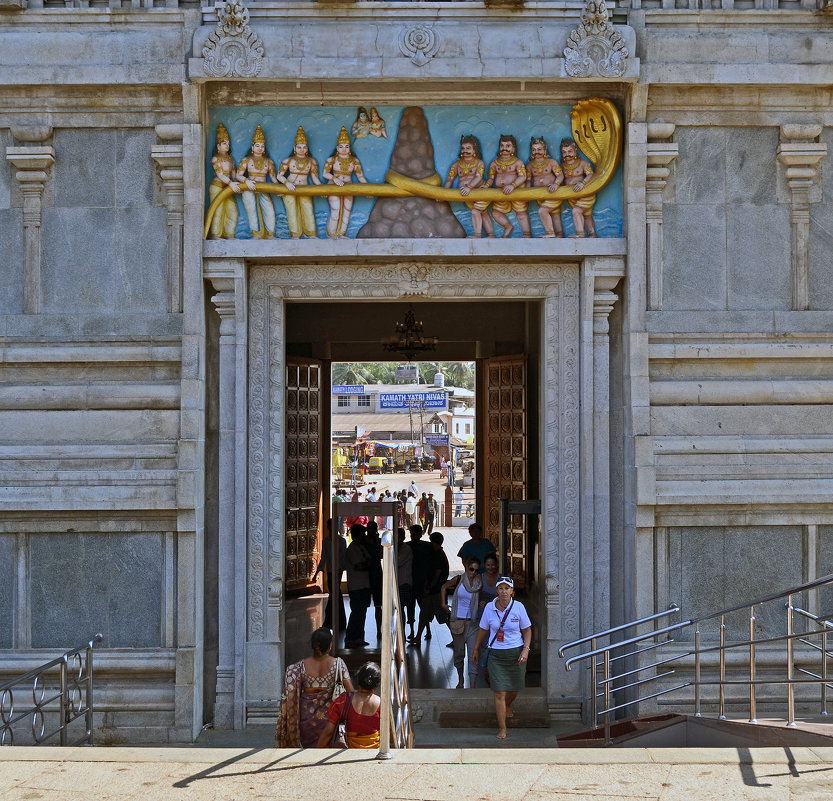 Индия. Храм Шивы в Мурдешваре. Ворота в гопураме - Владимир Шибинский