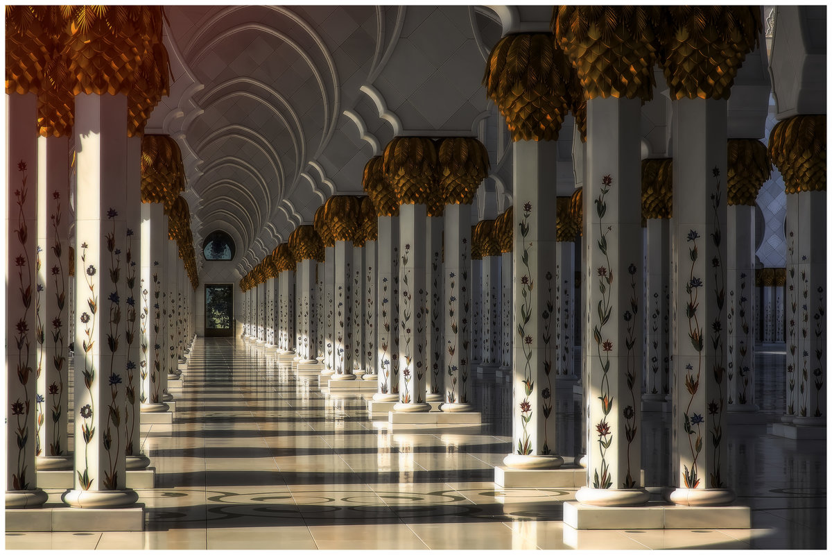 Солнце поднимается...Мечеть шейха Зайда - одна из шести самых больших мечетей в мире.(ОАЭ). - Александр Вивчарик