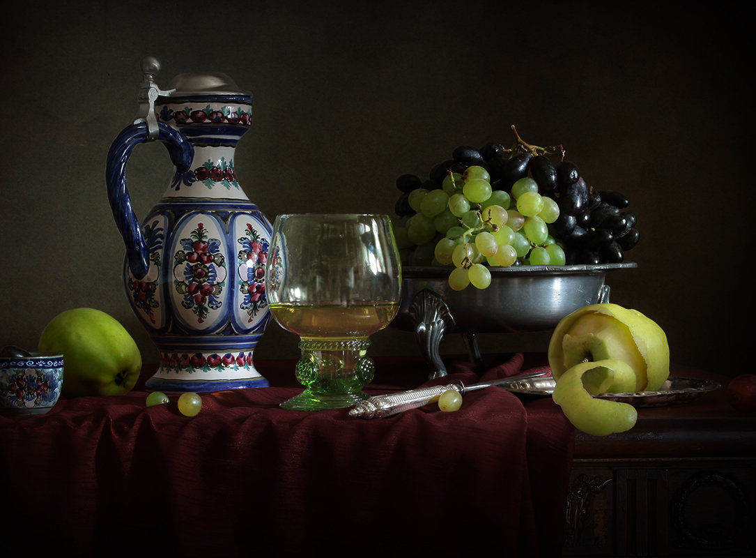 Натюрморт с виноградным соком - Татьяна Карачкова