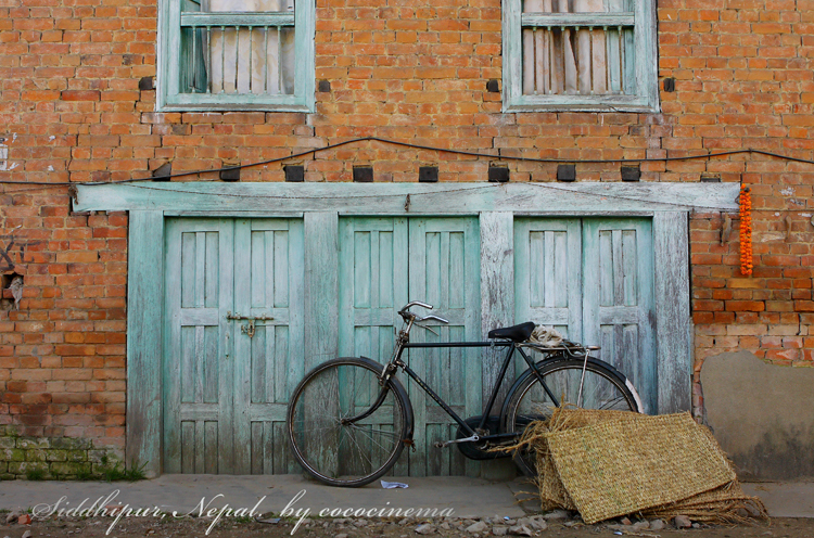 Courtyard with a bicycle - Анастасия Кононенко