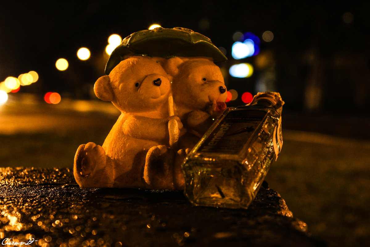 Под дождем устроив сходку, Два медведя пили водку. - Дмитрий Чернов