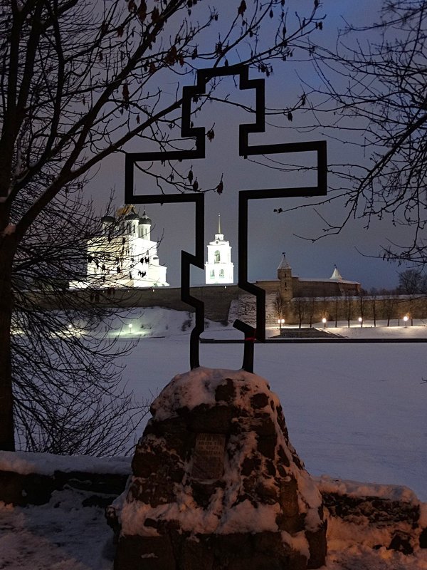 Крест рядом с Ольгинской часовней. Псков. - Fededuard Винтанюк