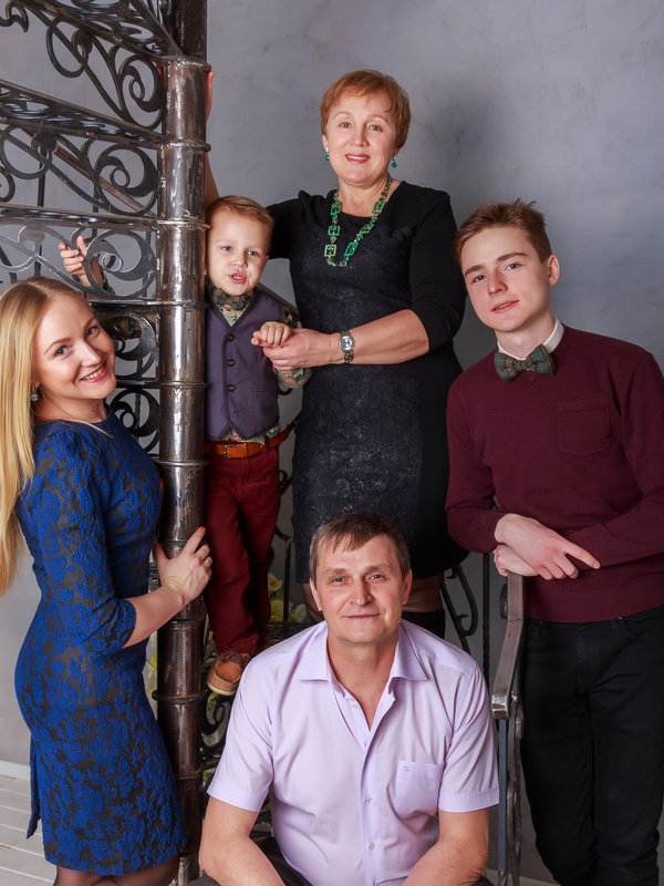 На фоне лестницы снимается семейство - Василий Гущин