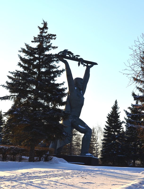 14-метровая скульптура Солдата-Победителя - Savayr 