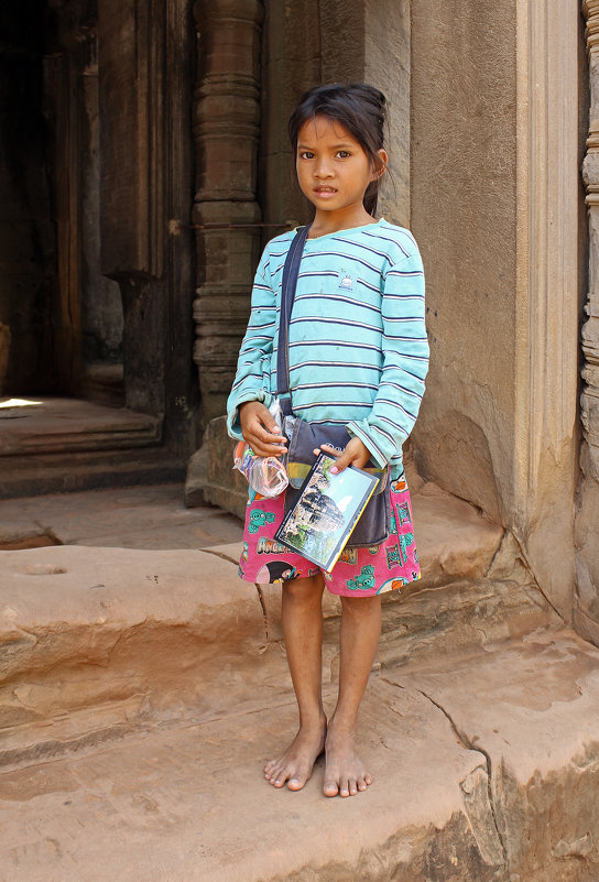 Камбоджа. Храмовый комплекс Ангкор-Ват. На вершине храма девочка продаёт открытки - Владимир Шибинский