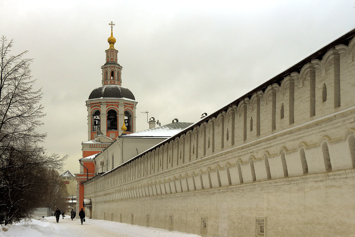 Стена и надвратная церковь Свято-данилова монастыря - Игорь Егоров