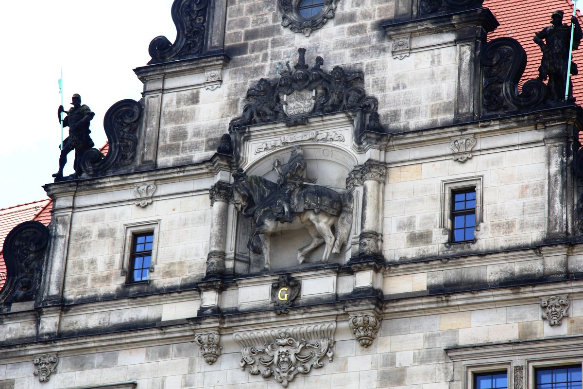 Конная статуя на северной стороне замка - Наталья Серегина