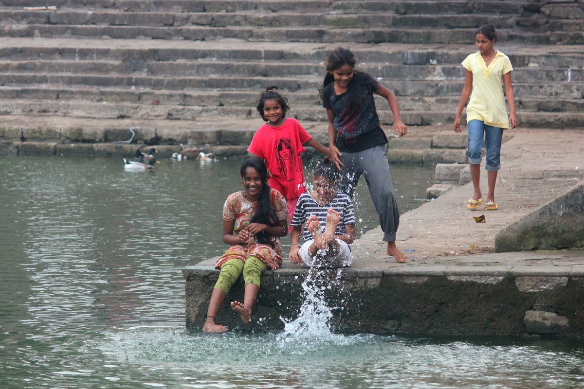 Девчёнки священного водоёма Банганга на западном побережьи Мумбая - Александр Бычков