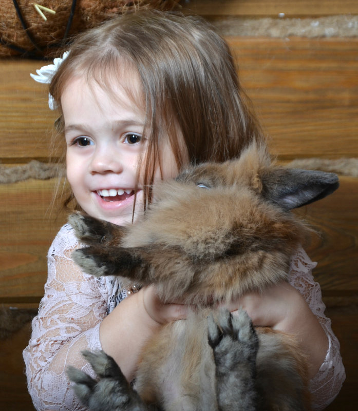 Олеся с кроликом - Елена Гнатик