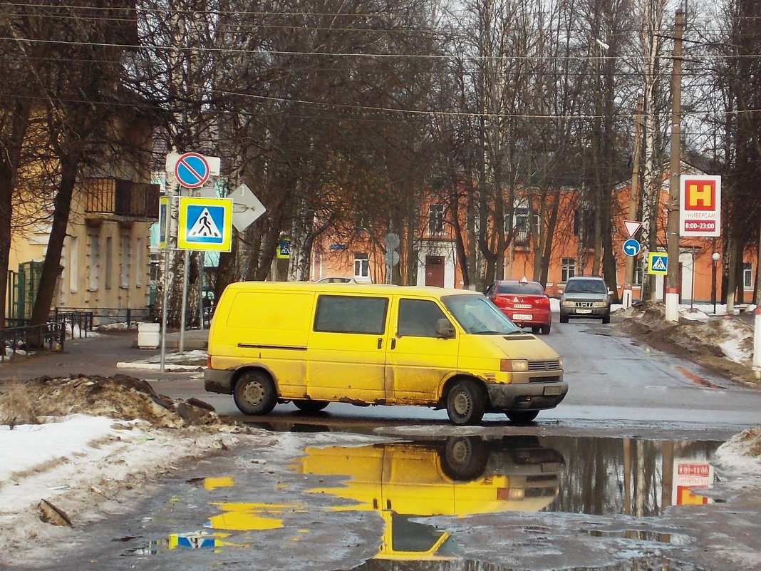 Отражение желтой машины в весенней луже - Фотогруппа Весна