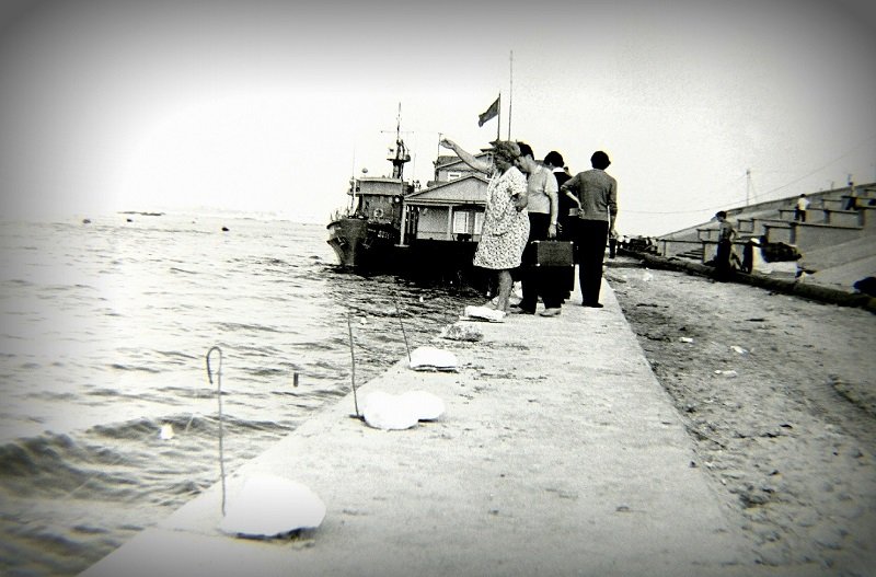 Рыболовы у Чкаловской лестницы в Горьком (Н.-Новгороде). 1970 год - alek48s 