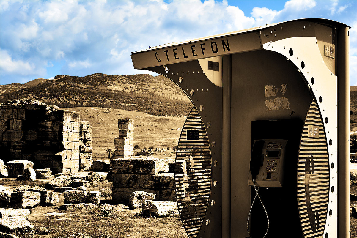 Телефонная будка в античном городе Иераполис - Эрик Делиев