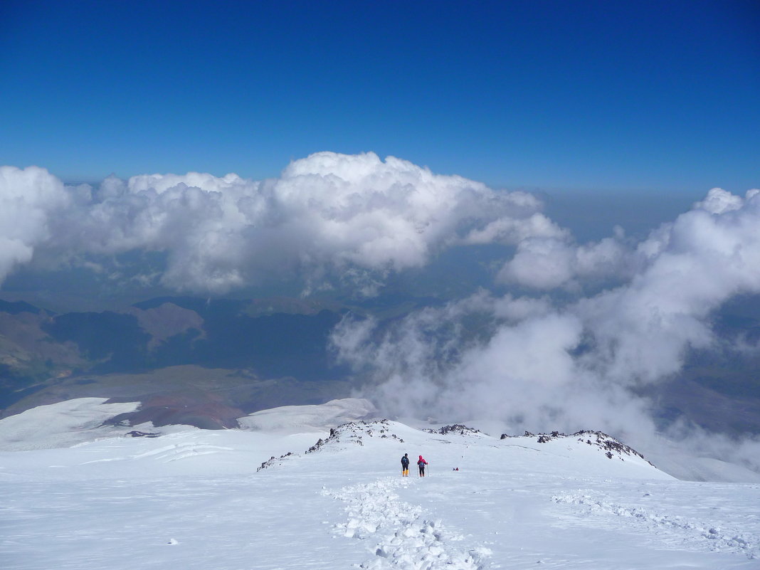 Спуск с вершины Эльбруса. Высота около 5300 м. Впереди скалы Ленца - Vladimir 070549 