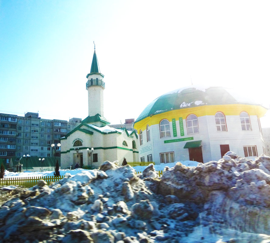 Мечеть на фоне весеннего снега - Владимир Ростовский 