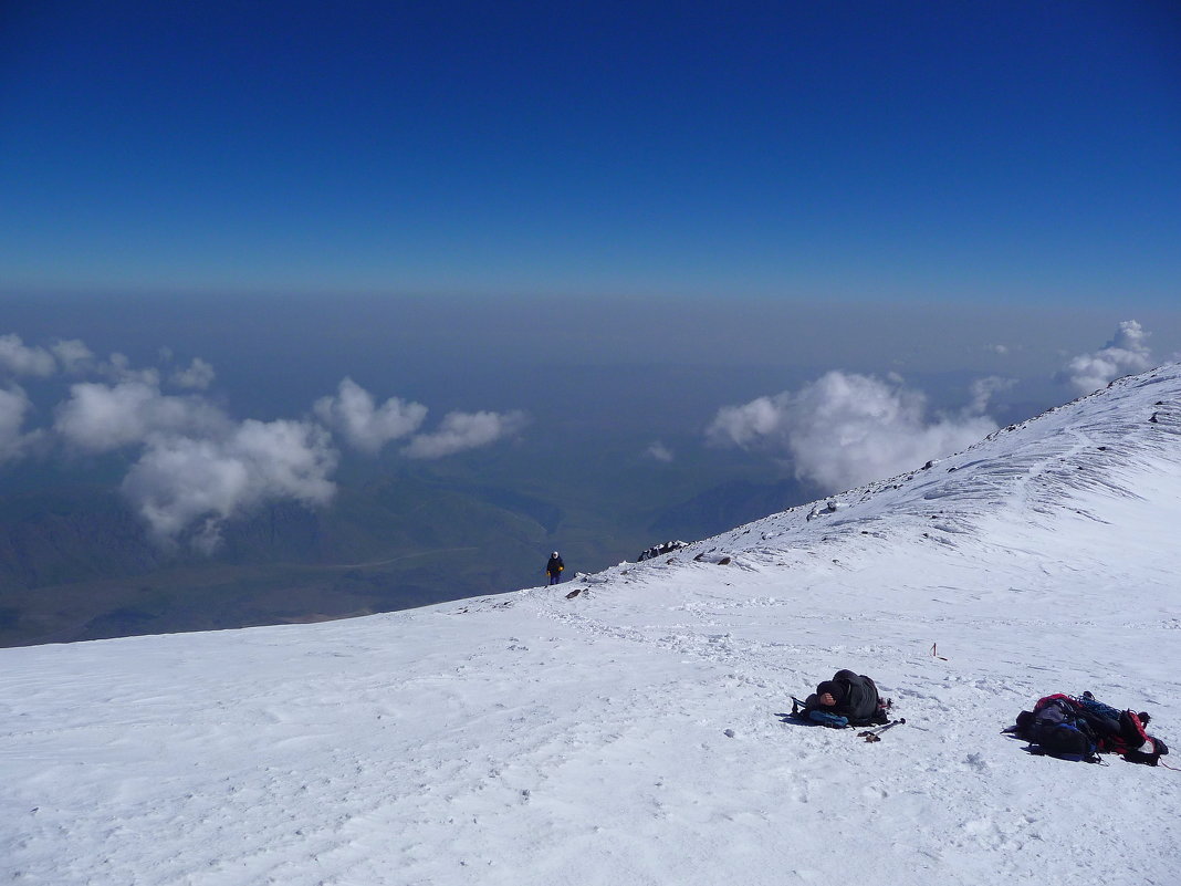 Последние шаги к вершине Эльбруса самые трудные. Высота восточной вершины 5621м - Vladimir 070549 