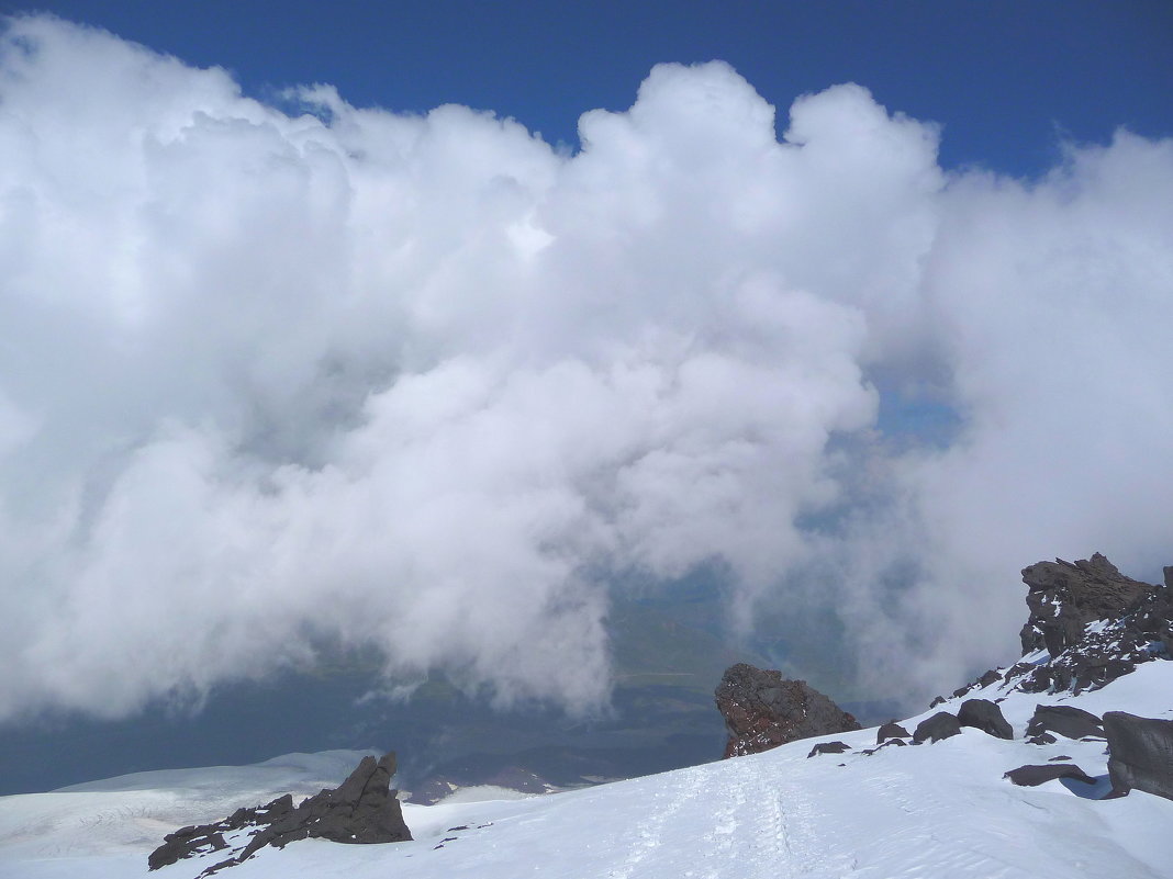 В облаках на высоте 4800 м. Скалы Ленца. Восточная вершина Эльбруса. - Vladimir 070549 