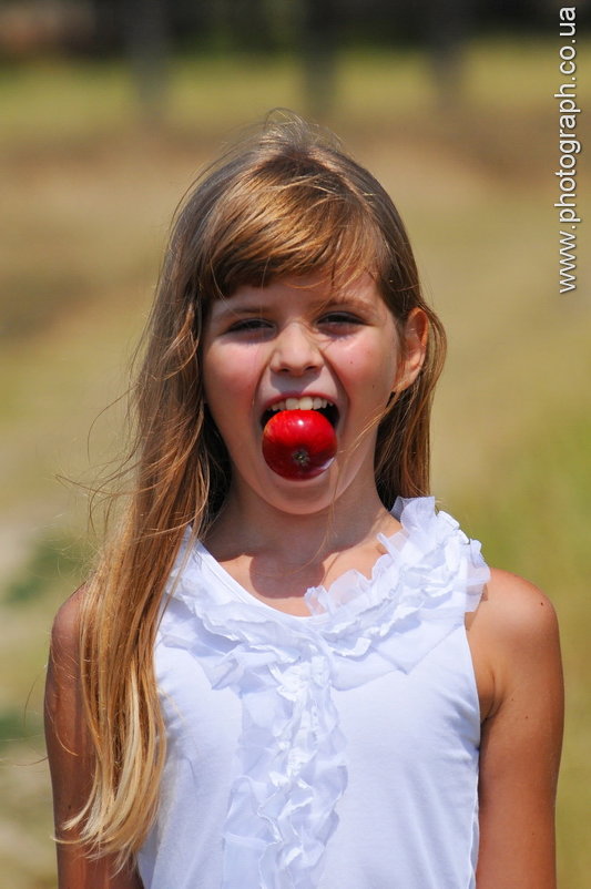 Девочка с яблоком - GrasePhoto 