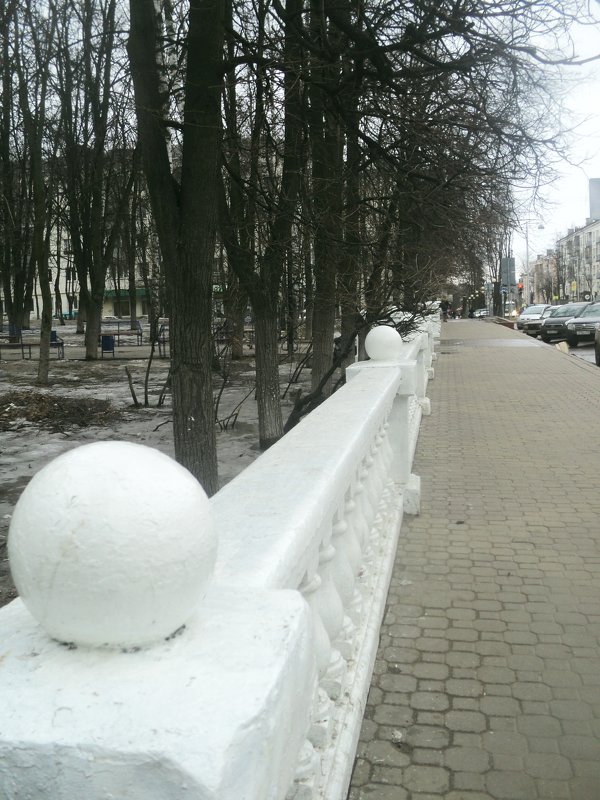 Белоснежный забор среди серого марта... - Ольга Кривых