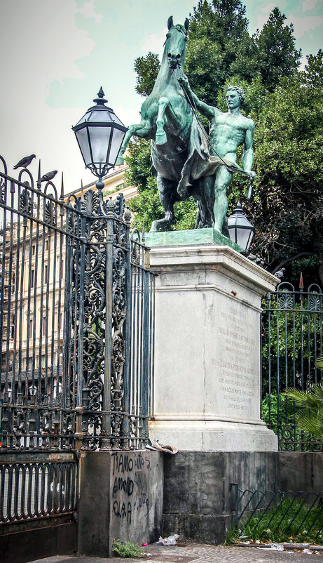 Конная статуя перед королевским дворцом - Владимир. ВэВэ