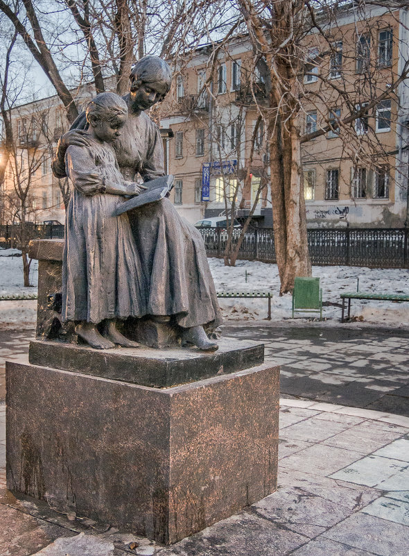 САРАТОВ_памятник первой учительнице. - Андрей ЕВСЕЕВ