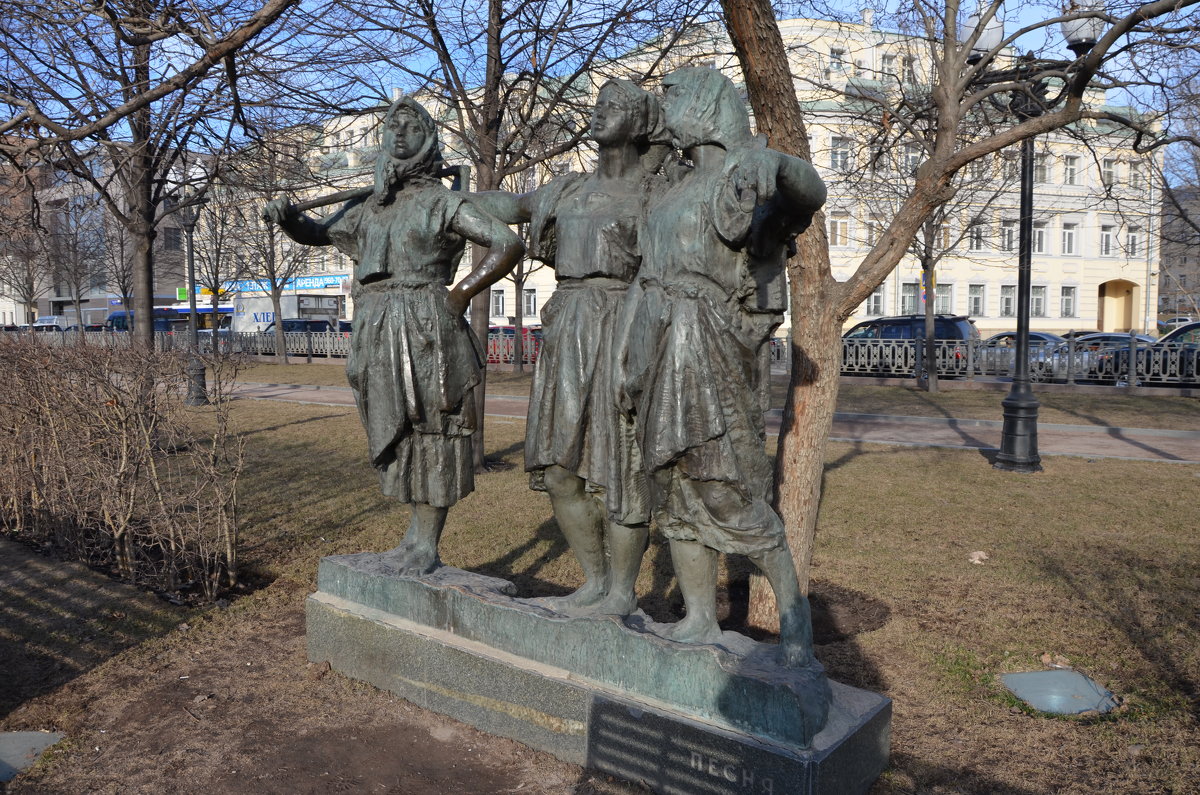 Скульптура "Три колхозницы". - Oleg4618 Шутченко