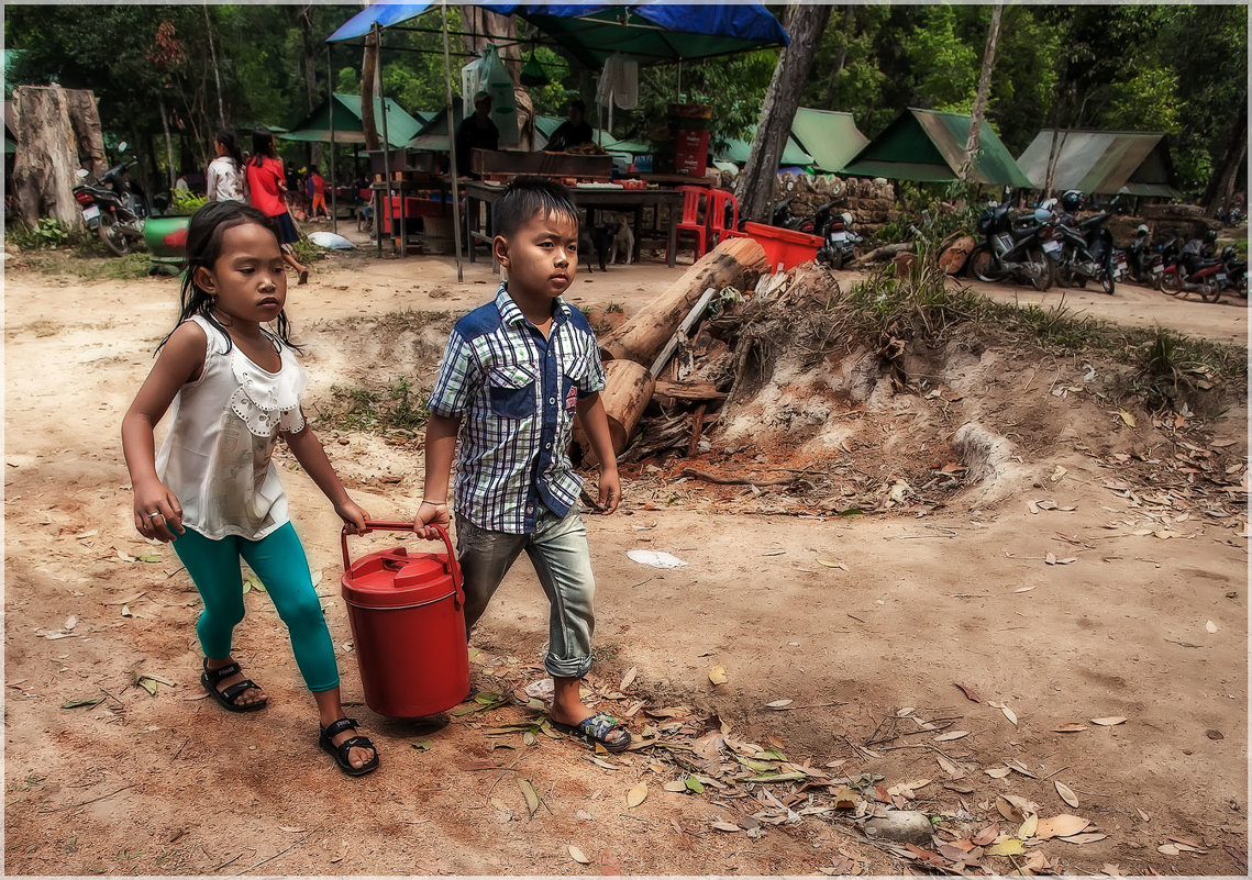 Будни Камбоджи...дети помогают взрослым зарабатывать... - Александр Вивчарик