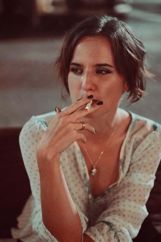 Девушка с сигаретой - Анна Бушуева