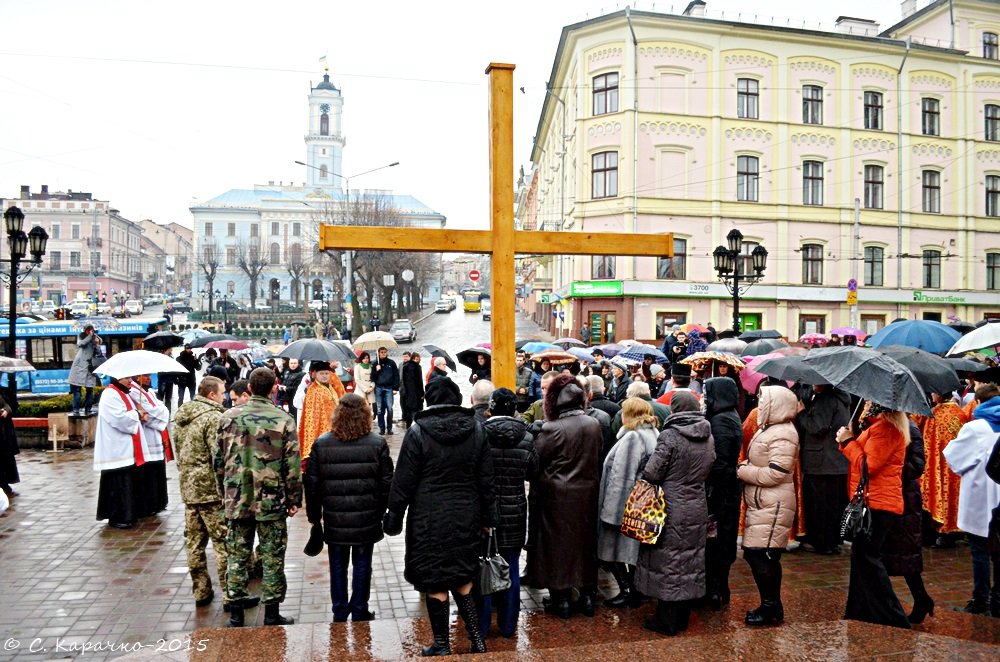 Чернівчани пройшли центром міста Хресною дорогою - Степан Карачко